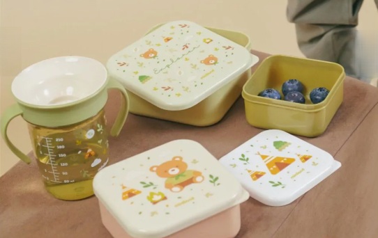 Miniland desiatové krabičky plné ovocia na pikniku
